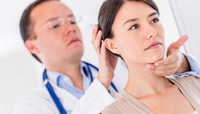 Doctor examining a patient with neck pain đau